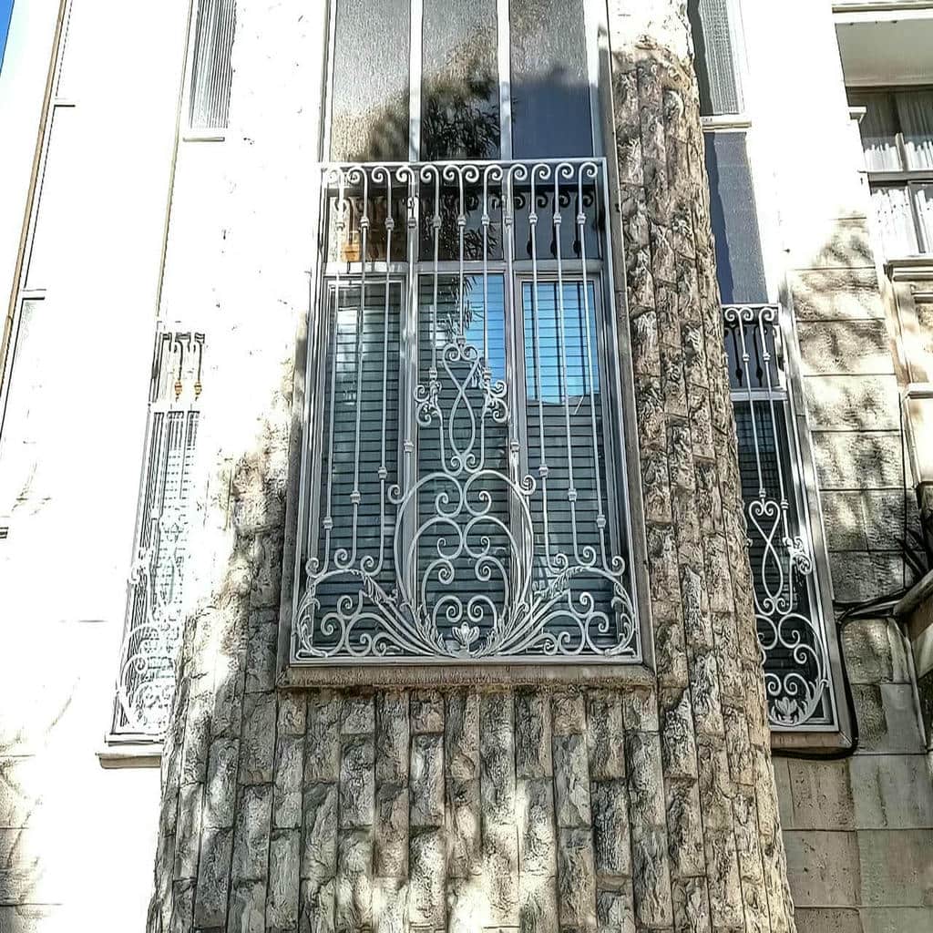 نرده پنجره فرفورژه مشکی در اهواز برای نمای کلاسیک