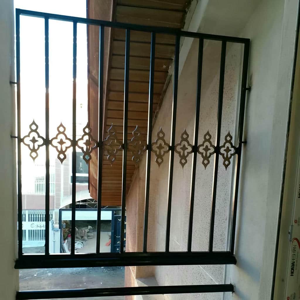 نرده پنجره فلزی با خطوط عمودی منظم