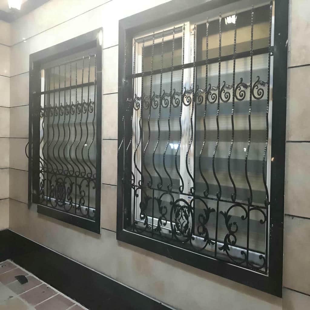 نرده پنجره فلزی با خطوط عمودی منظم