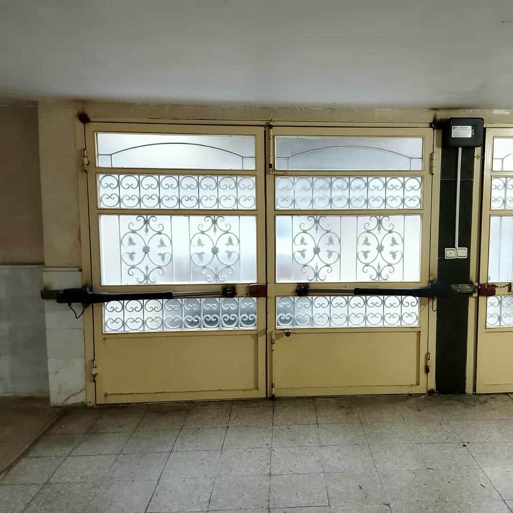 نصب جک درب پارکینگ در ورودی ساختمان همدان
