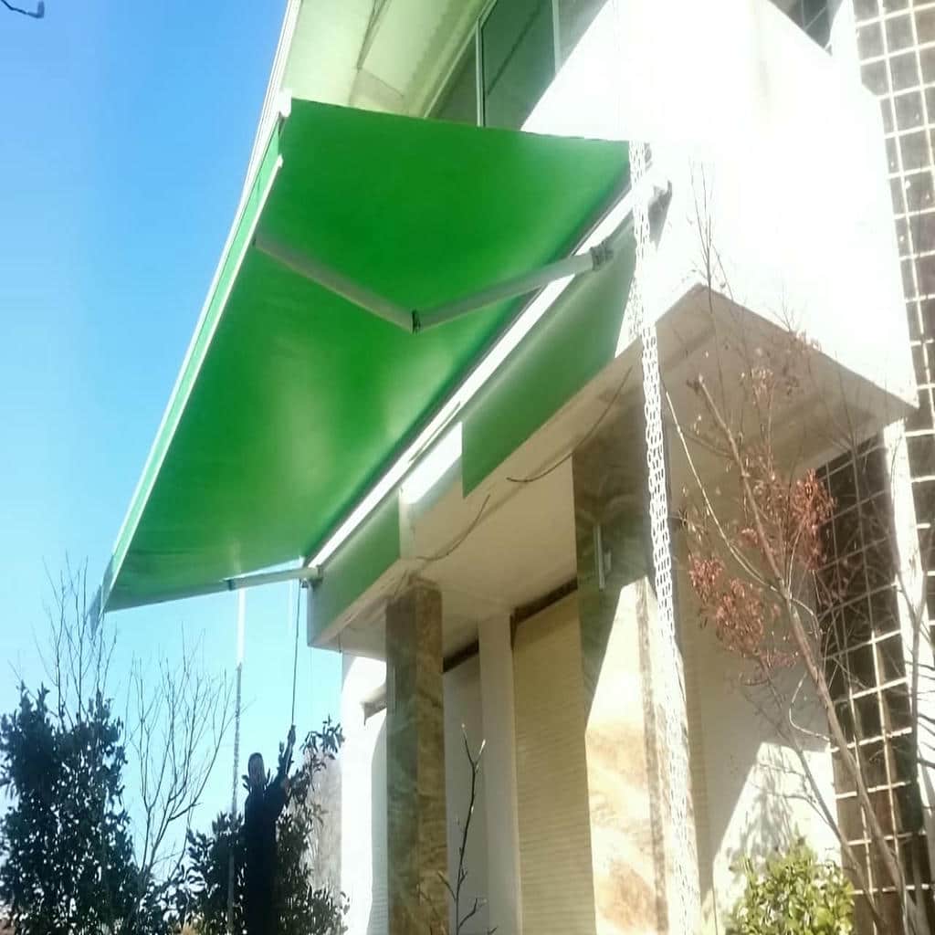 نمای جانبی پوشش متحرک جمع شده بالای ورودی مغازه