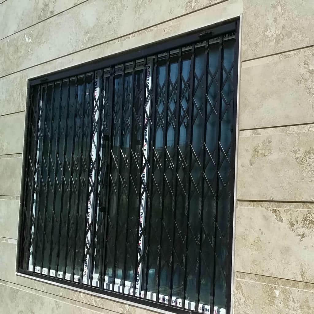 نمای نزدیک تسمه و پرچ گارد کشویی فلزی نمای نزدیک تسمه و پرچ گارد کشویی فلزی