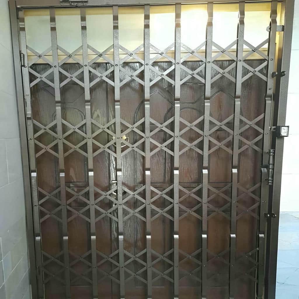 نمای نزدیک شبکه فلزی حفاظ درب آکاردئونی