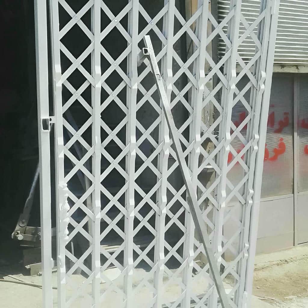 نمای نزدیک شبکه لوزی مشکی با اتصالات پرچی