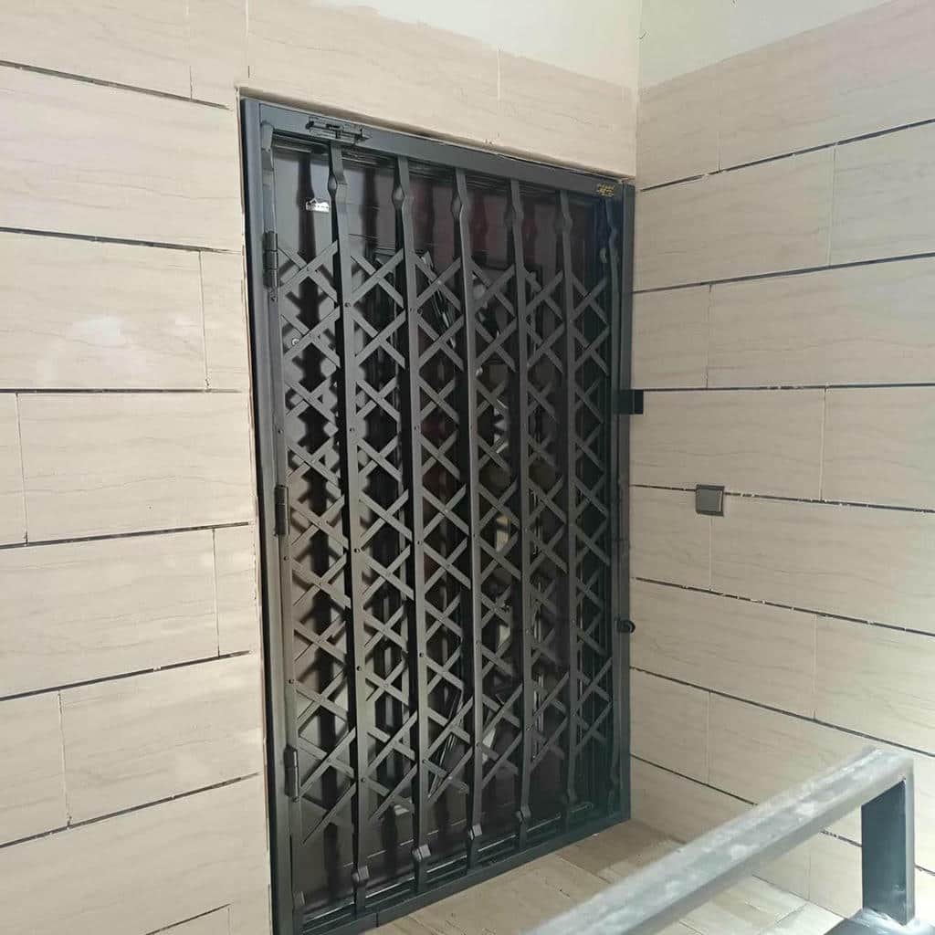 نمای نزدیک پرچ های اتصال شبکه لوزی فلزی نمای نزدیک پرچ های اتصال شبکه لوزی فلزی