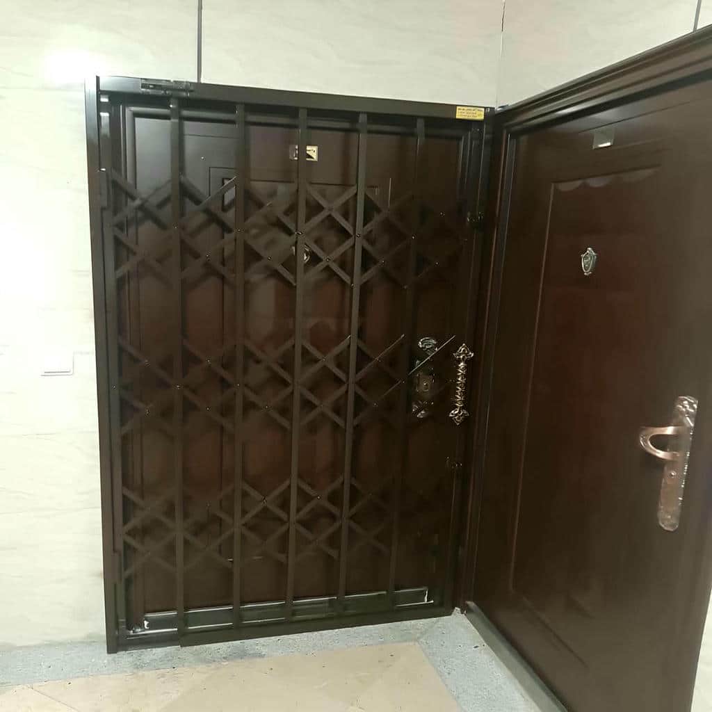 نمای نزدیک پرچ های شبکه لوزی آهنی نمای نزدیک پرچ های شبکه لوزی آهنی