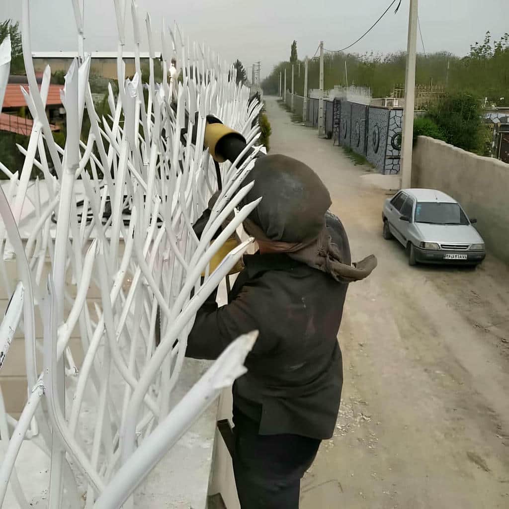 نمونه اجرای نرده روی دیوار در حیاط اردبیل نمونه اجرای نرده روی دیوار در حیاط اردبیل