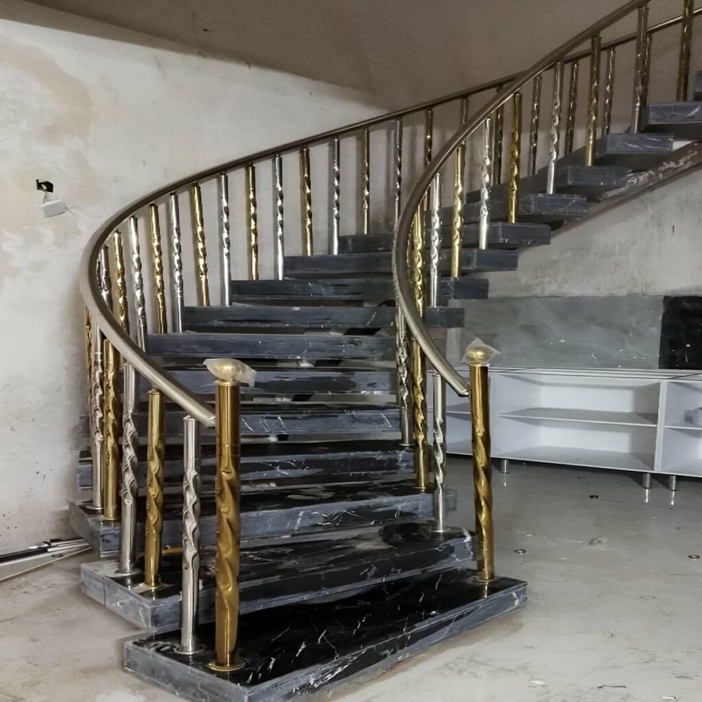 هندریل استیل براق در راه پله ساختمان مسکونی