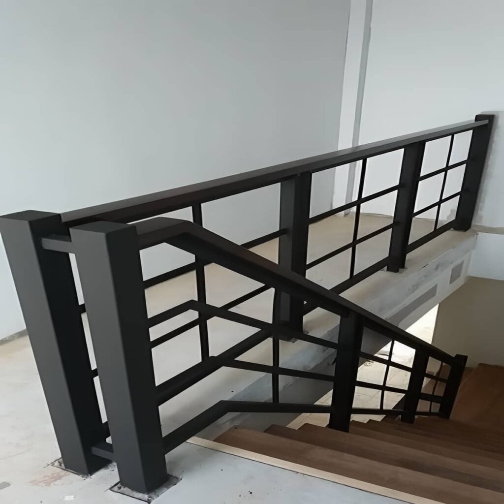 هندریل چوبی کنار پله در استان کرمانشاه هندریل چوبی کنار پله در استان کرمانشاه