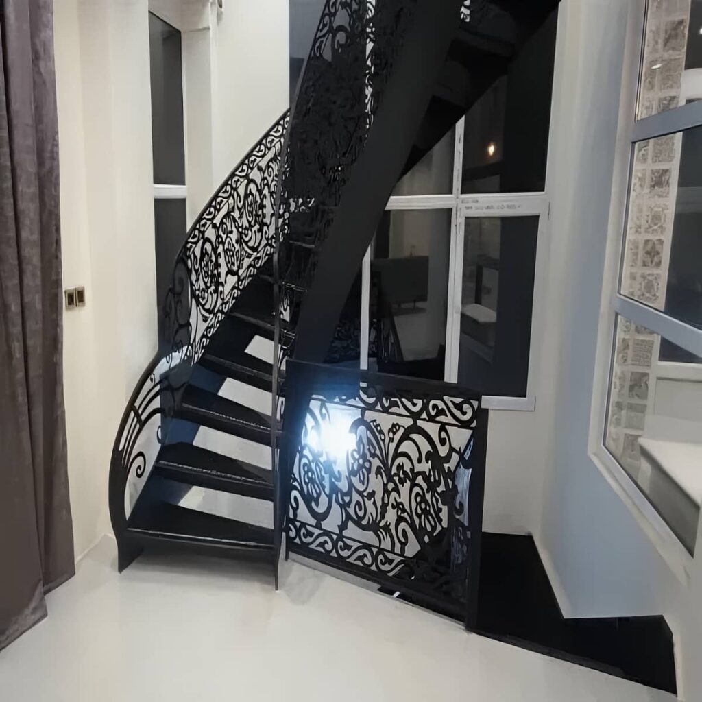 پایه نرده مستحکم کنار پاگرد سنگی در بجنورد