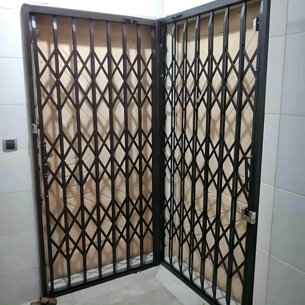 پنل های تاشوی مشکی با خطوط لوزی منظم پنل های تاشوی مشکی با خطوط لوزی منظم