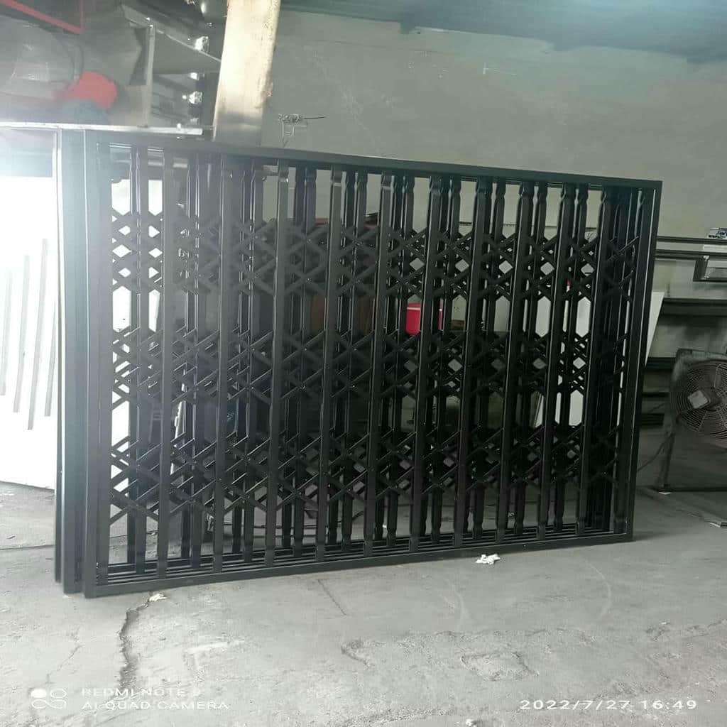 پنل های فلزی جمع شده در پاگرد باریک استان مرکزی
