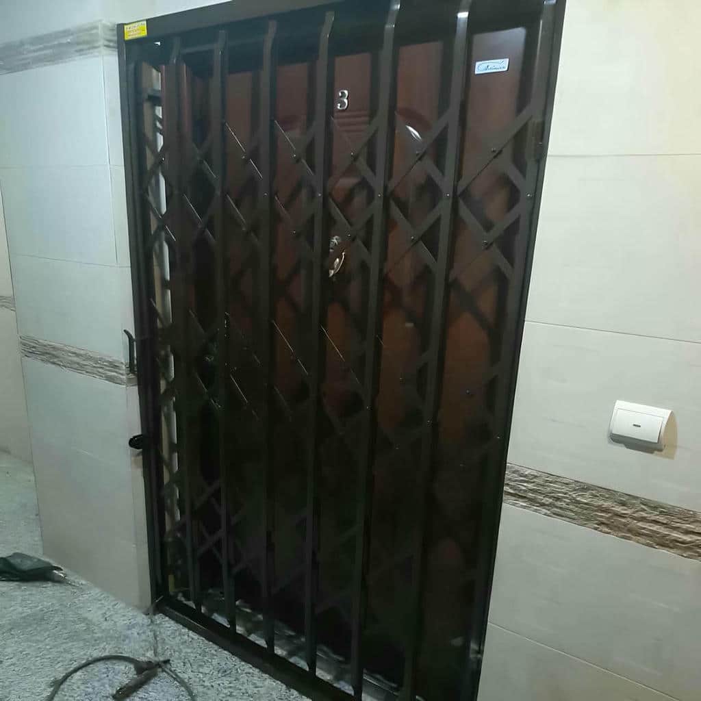 پوشش طوسی مات محافظ کشویی ورودی آپارتمان استان مرکزی