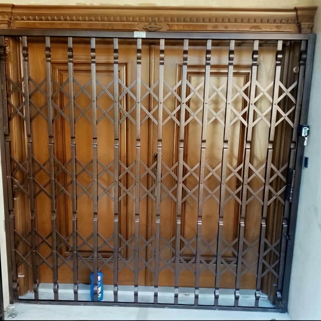 کارشناس در حال اندازه گیری دهانه ورودی آپارتمان اراک