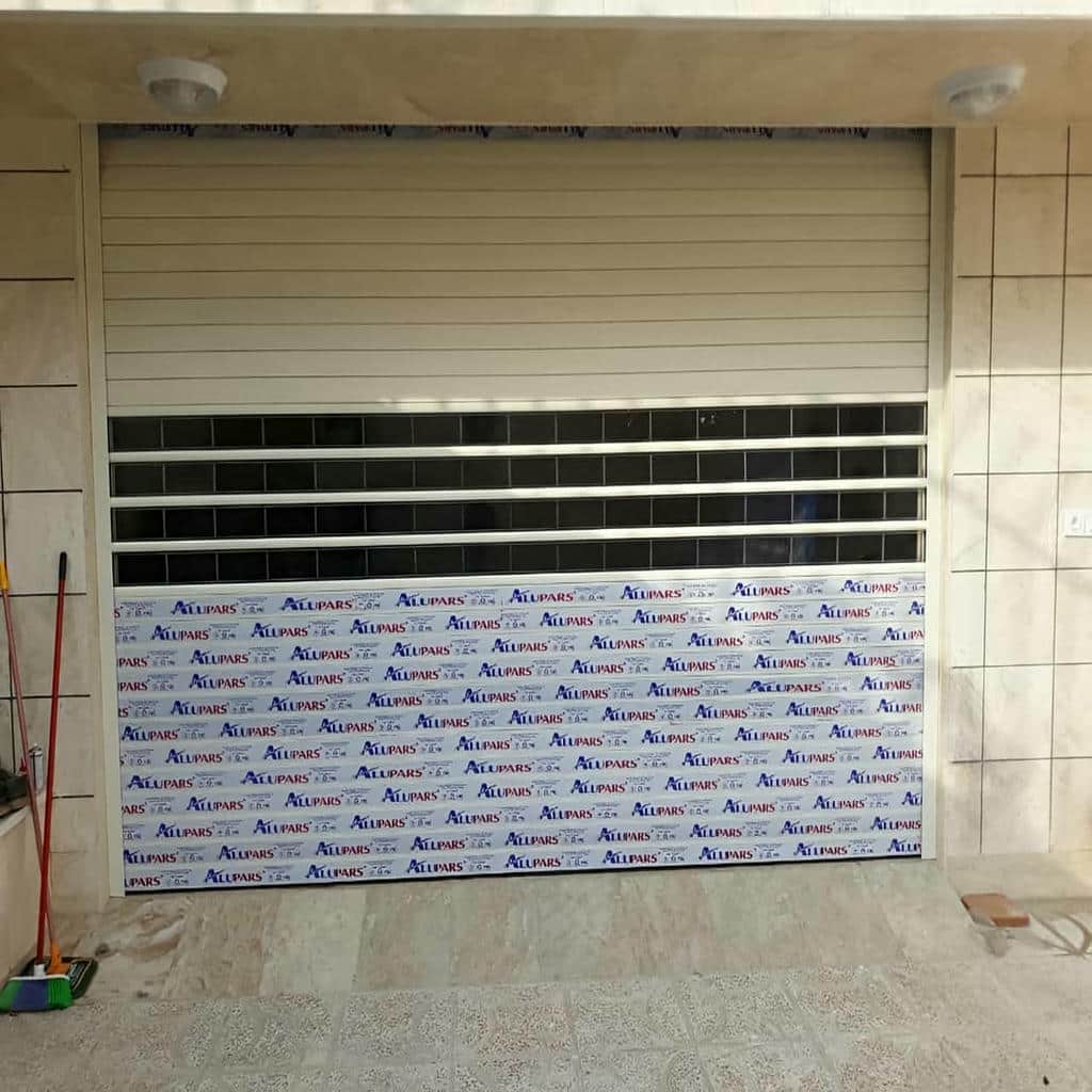 کرکره اتوماتیک خاکستری برای ورودی فروشگاه