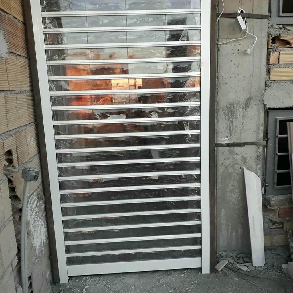 کرکره برقی با رنگ خاکستری و قاب فلزی
