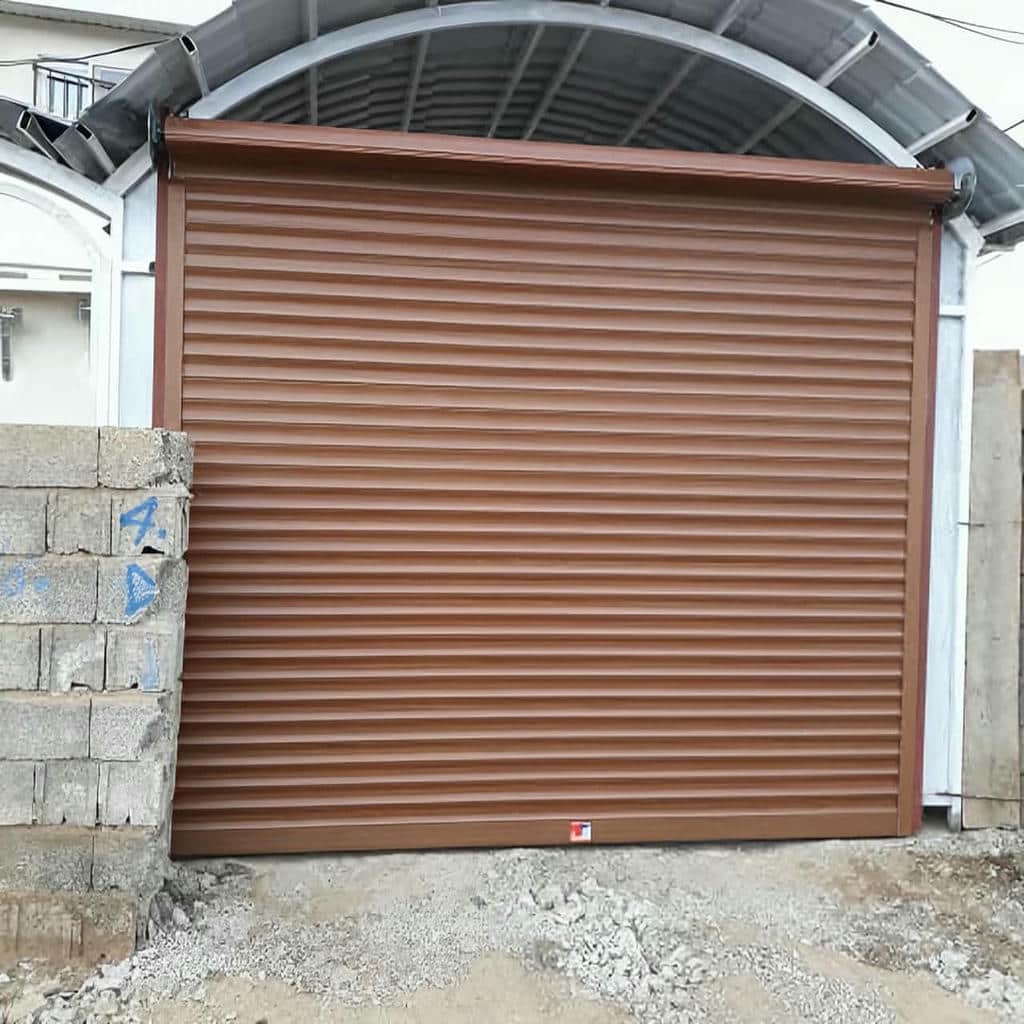 کرکره برقی خاکستری برای ورودی پارکینگ