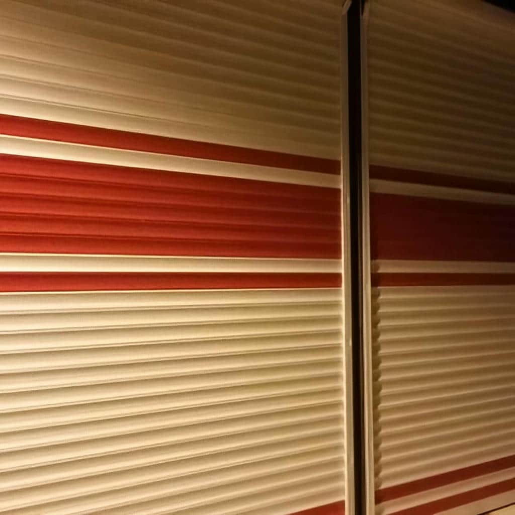 کرکره برقی خاکستری هماهنگ با نمای تجاری