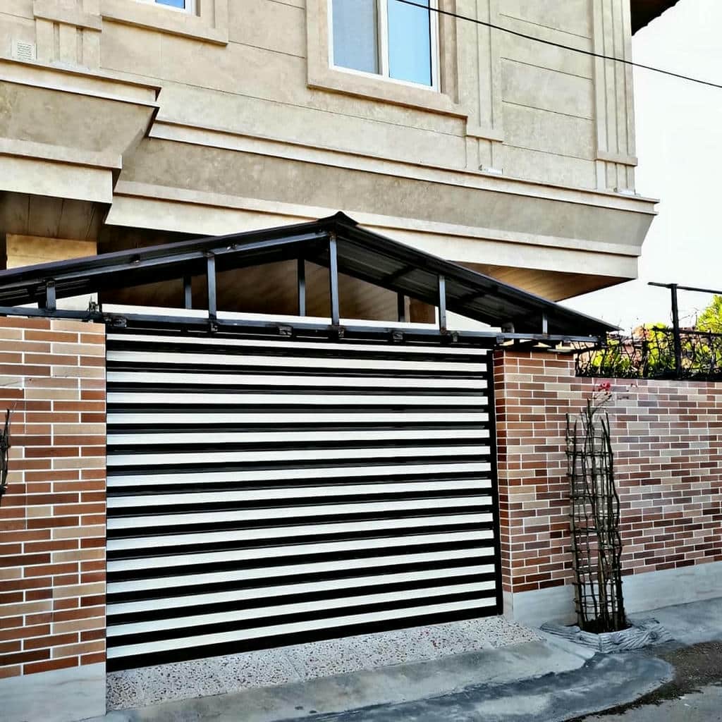 کرکره برقی در نمای نزدیک تیغه و ریل کناری
