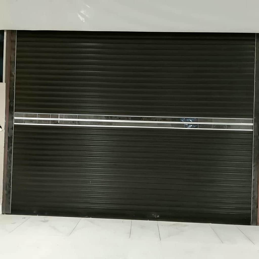 کرکره برقی قهوه ای هماهنگ با نمای ساختمان