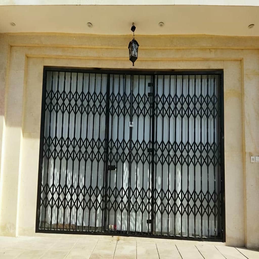 گارد آکاردئونی آپارتمان با پوشش سفید