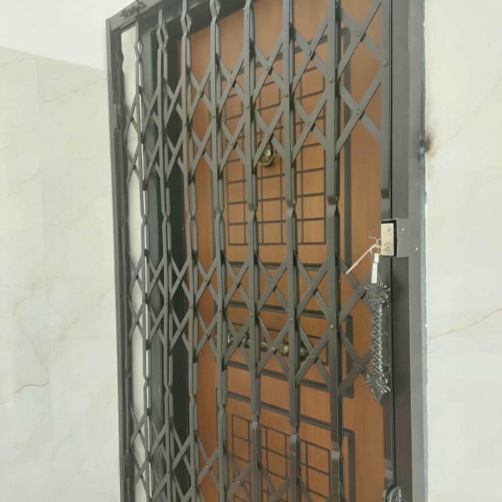 گارد آکاردئونی تیره برای درگاه آپارتمان استان زنجان