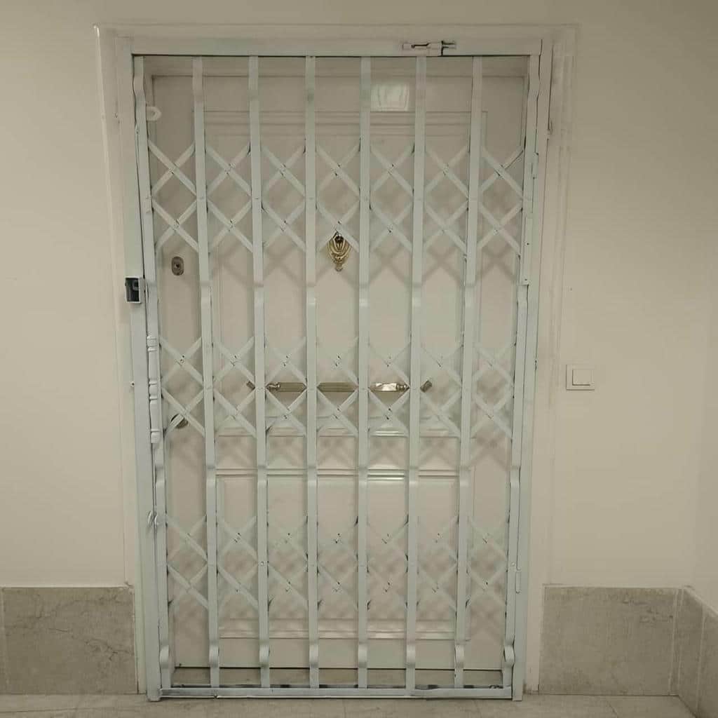 گارد آکاردئونی شیراز کنار چارچوب ورودی