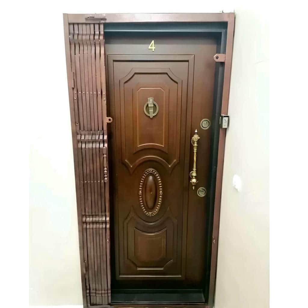 گارد آکاردئونی مشکی کنار چهارچوب روشن