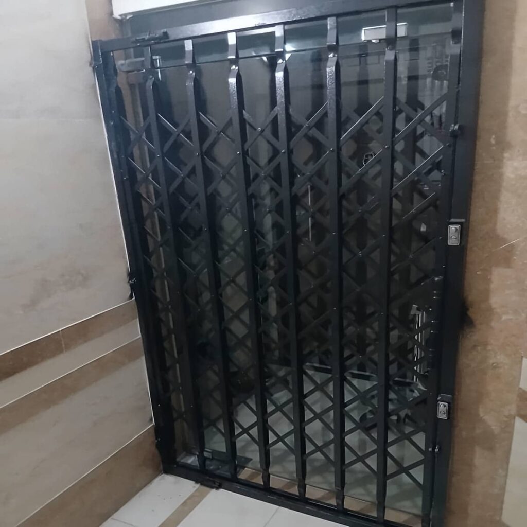 گارد درب آپارتمان زنجان با پوشش مشکی مات گارد درب آپارتمان زنجان با پوشش مشکی مات