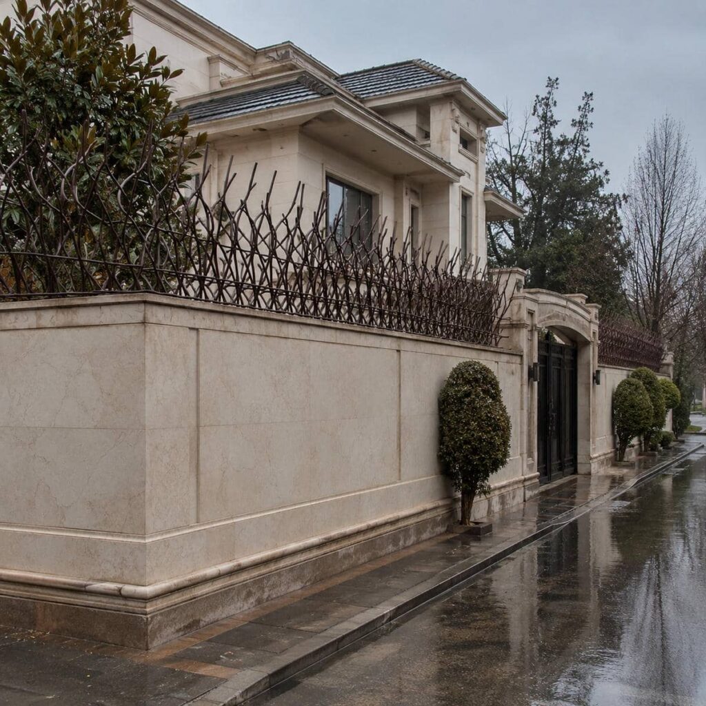گارد روی دیوار با رنگ مشکی مات
