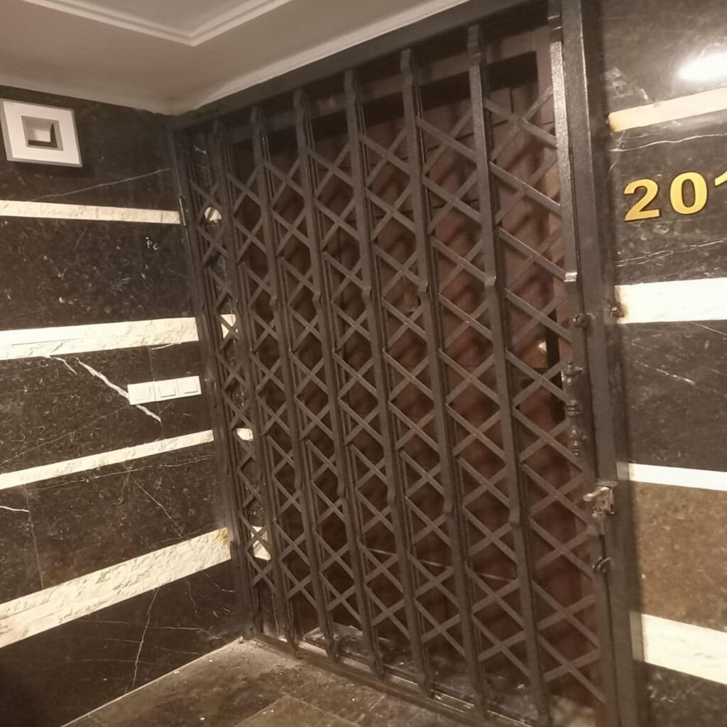 گارد فلزی ریلی کنار دیوار سنگی ساختمان