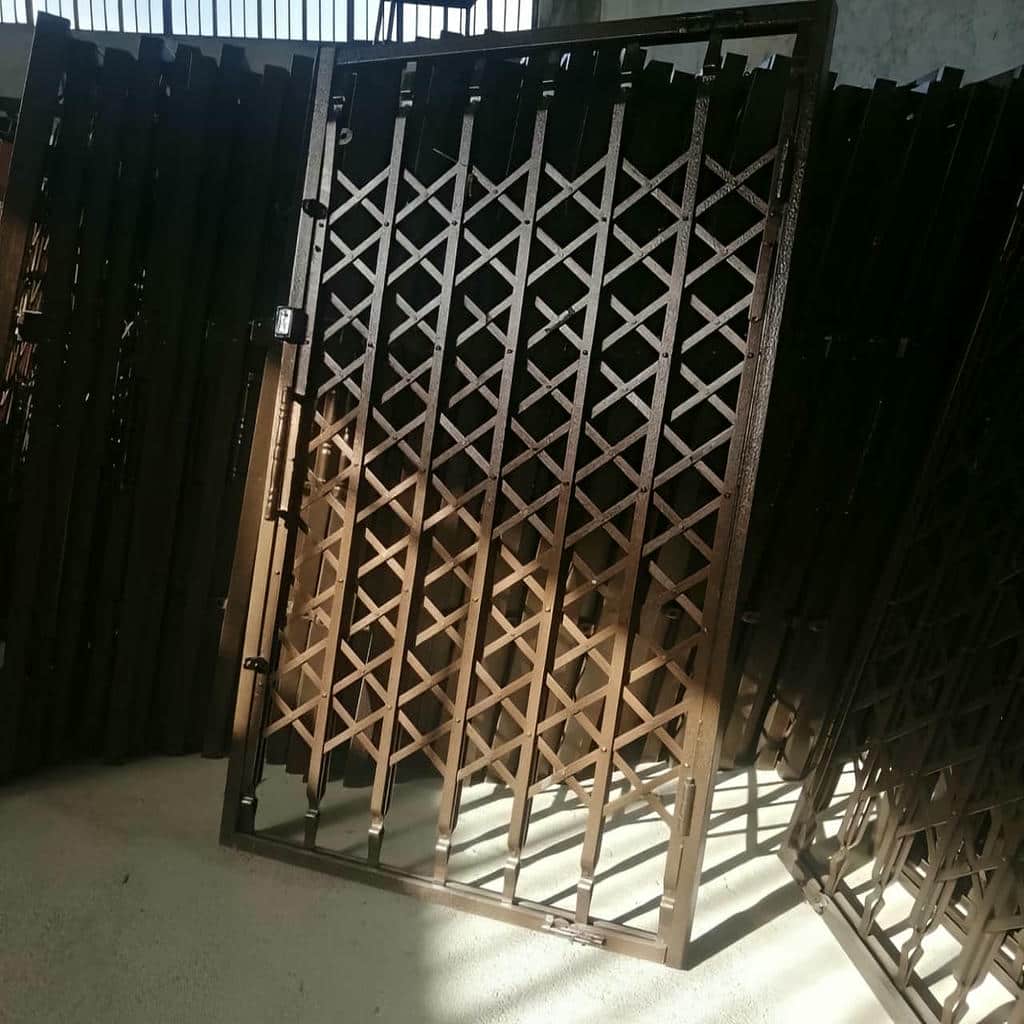 گارد فلزی مشکی در پاگرد باریک بندرعباس