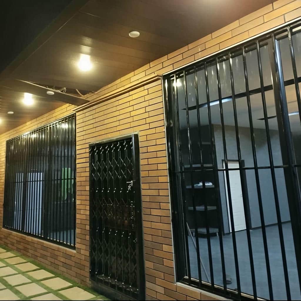 گارد پنجره آهنی هماهنگ با قاب سنگی