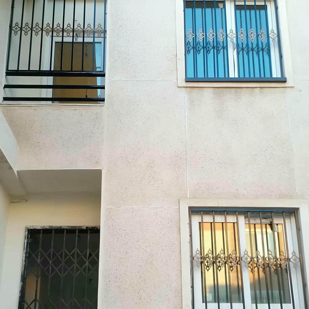 گارد پنجره ساده با خطوط عمودی برای طبقه همکف گارد پنجره ساده با خطوط عمودی برای طبقه همکف