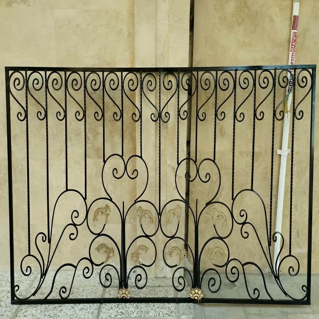 گارد پنجره طبقه همکف با رنگ سفید در استان لرستان