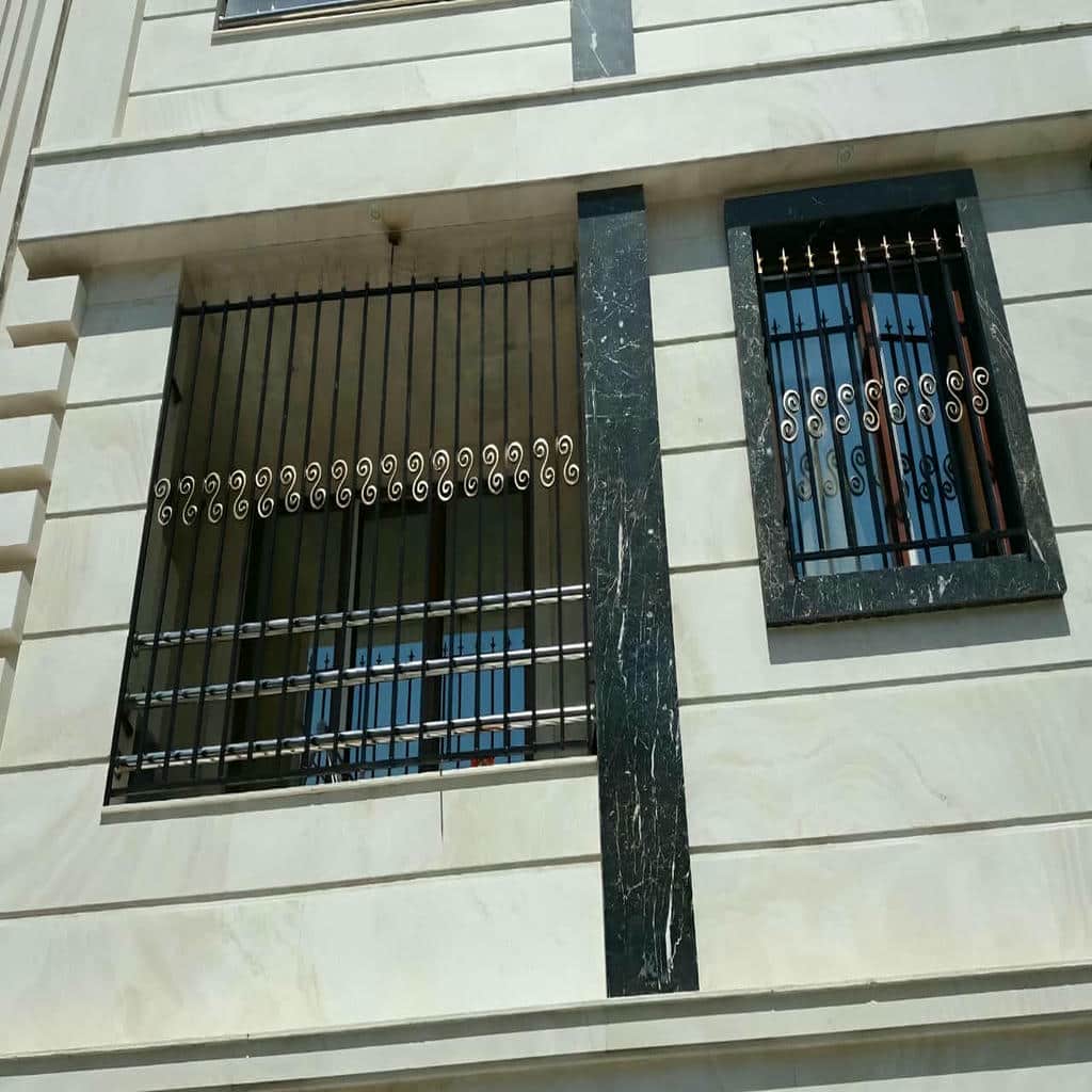 گارد پنجره فلزی با خطوط عمودی گارد پنجره فلزی با خطوط عمودی
