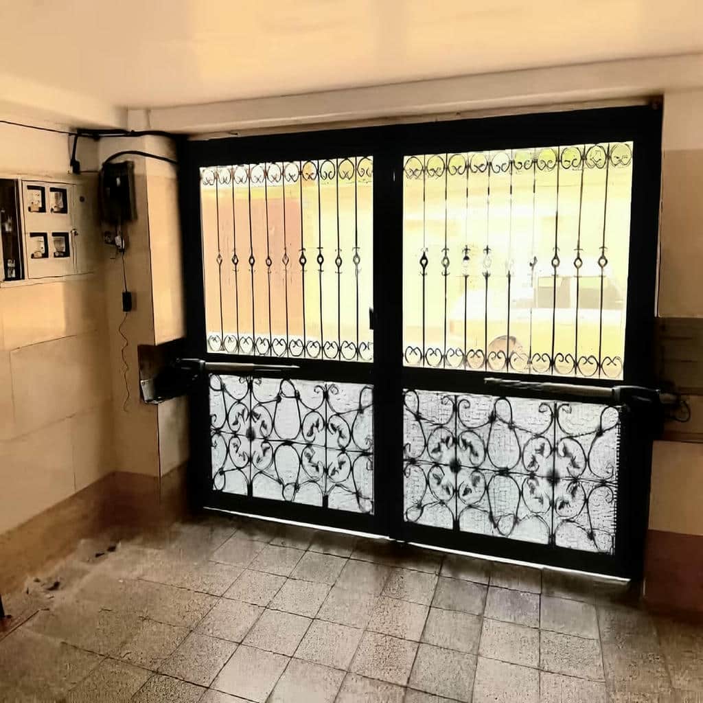 جک درب پارکینگ بازویی مشکی در یزد مرکز تخصصی فروش جک درب پارکینگ در یزد و حومه