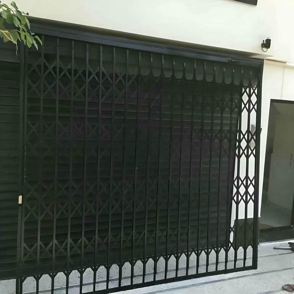 حفاظ درب آکاردئونی خاکستری ورودی مجتمع خرم آباد مرکز فروش و سفارش حفاظ درب آکاردئونی در خرم آباد و حومه