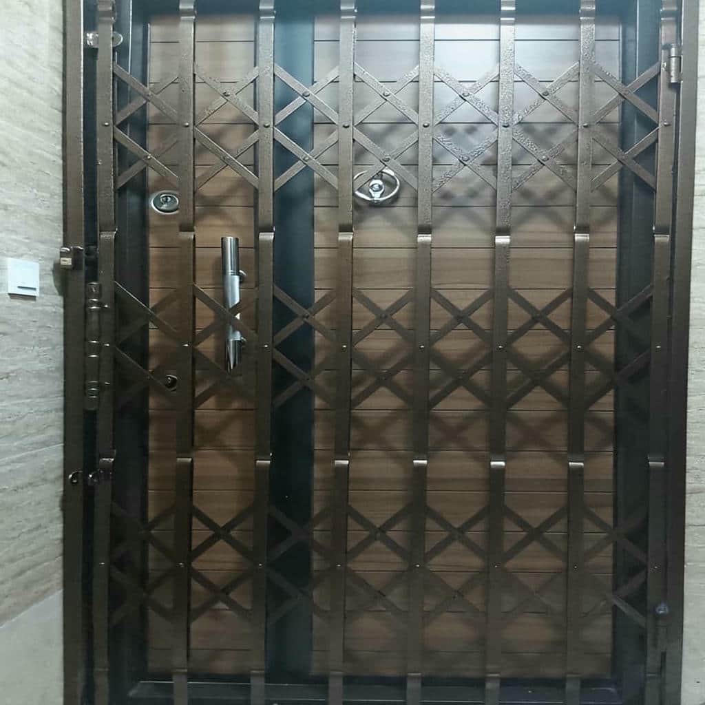حفاظ درب آکاردئونی خاکستری کنار پاگرد باریک قم مرکز فروش و اجرای حفاظ درب آکاردئونی در قم و حومه