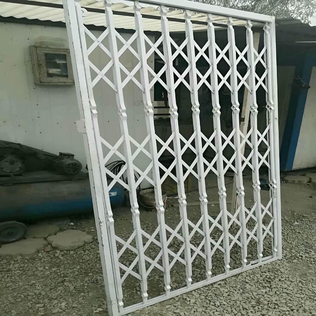 حفاظ درب آکاردئونی مشکی در ورودی بازسازی شده ایلام مرکز تخصصی فروش حفاظ درب آکاردئونی در ایلام و حومه
