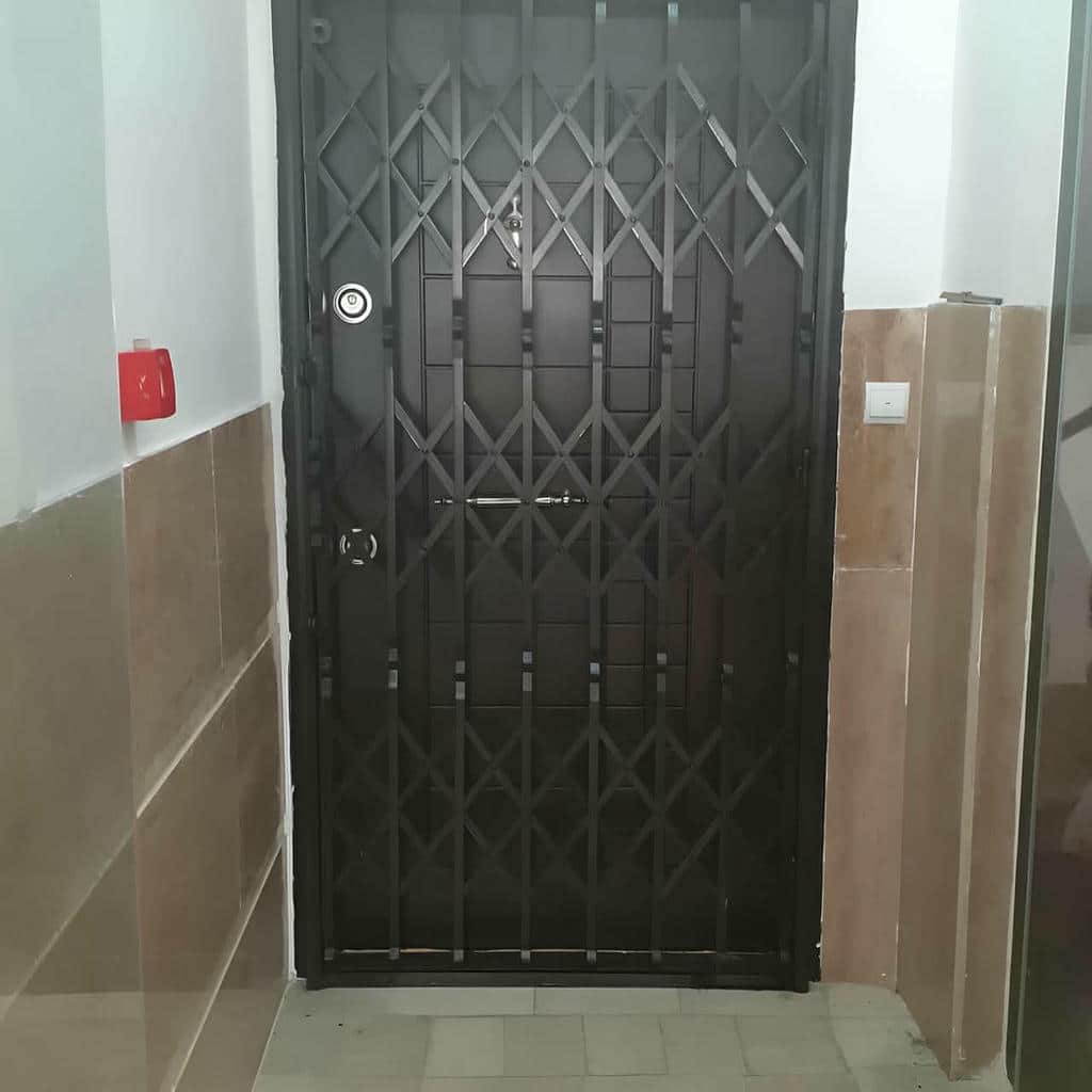 حفاظ درب آکاردئونی مشکی در ورودی نوساز استان ایلام مرکز تخصصی فروش و سفارش حفاظ درب آکاردئونی در استان ایلام