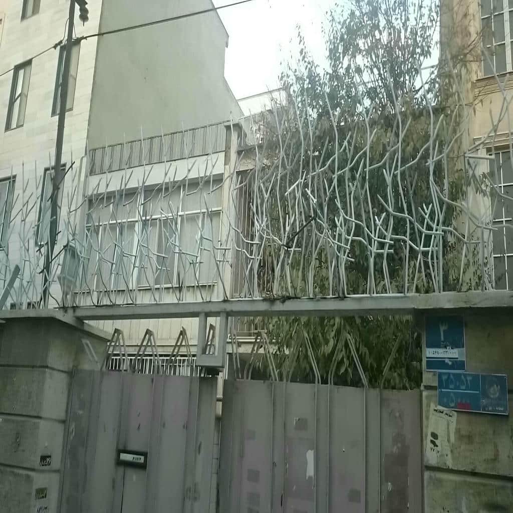 حفاظ دیوار آهنی مشکی اهواز روی دیوار آجری مرکز فروش حفاظ دیوار برای پروژههای اهواز و حومه