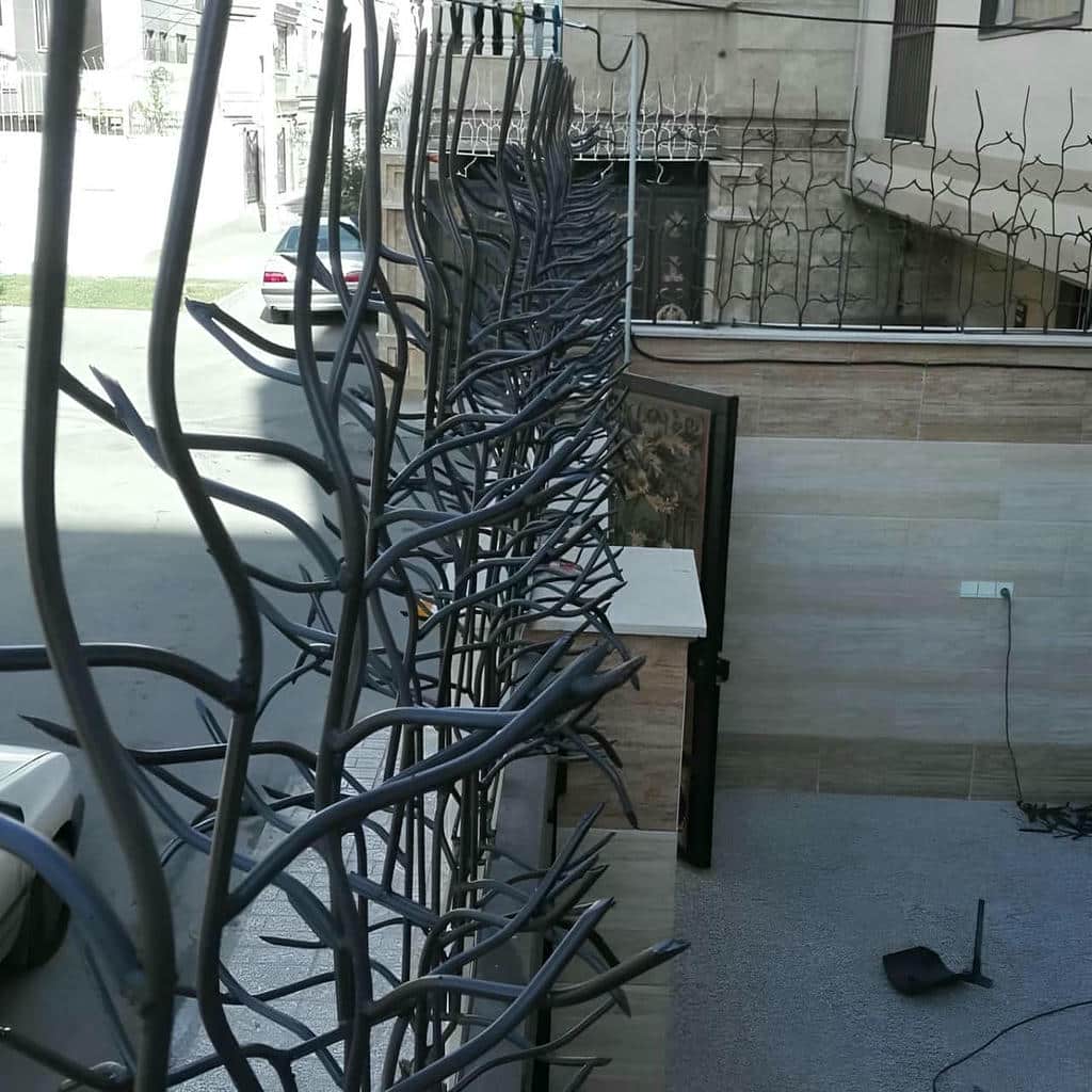 حفاظ دیوار فلزی با پوشش تیره در ساری مرکز فروش و اجرای حفاظ دیوار در ساری و حومه