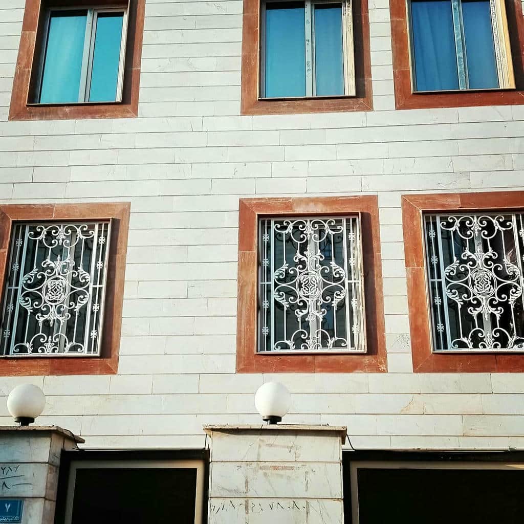 حفاظ پنجره آهنی مشکی در اصفهان نمای بیرونی مرکز فروش و سفارش حفاظ پنجره در اصفهان و حومه