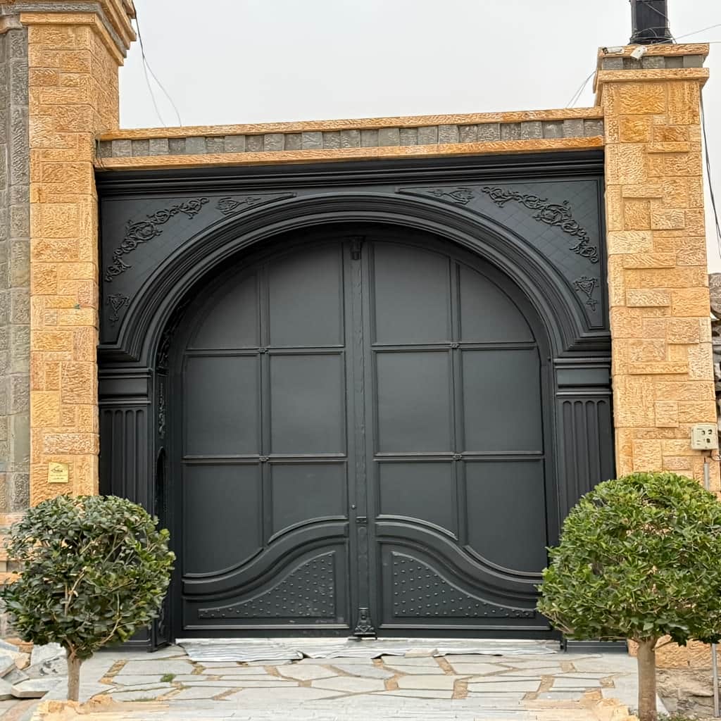 درب حیاط فلزی مشکی با پنل فرفورژه استان آذربایجان غربی مرکز فروش درب حیاط برای پروژههای استان آذربایجان غربی