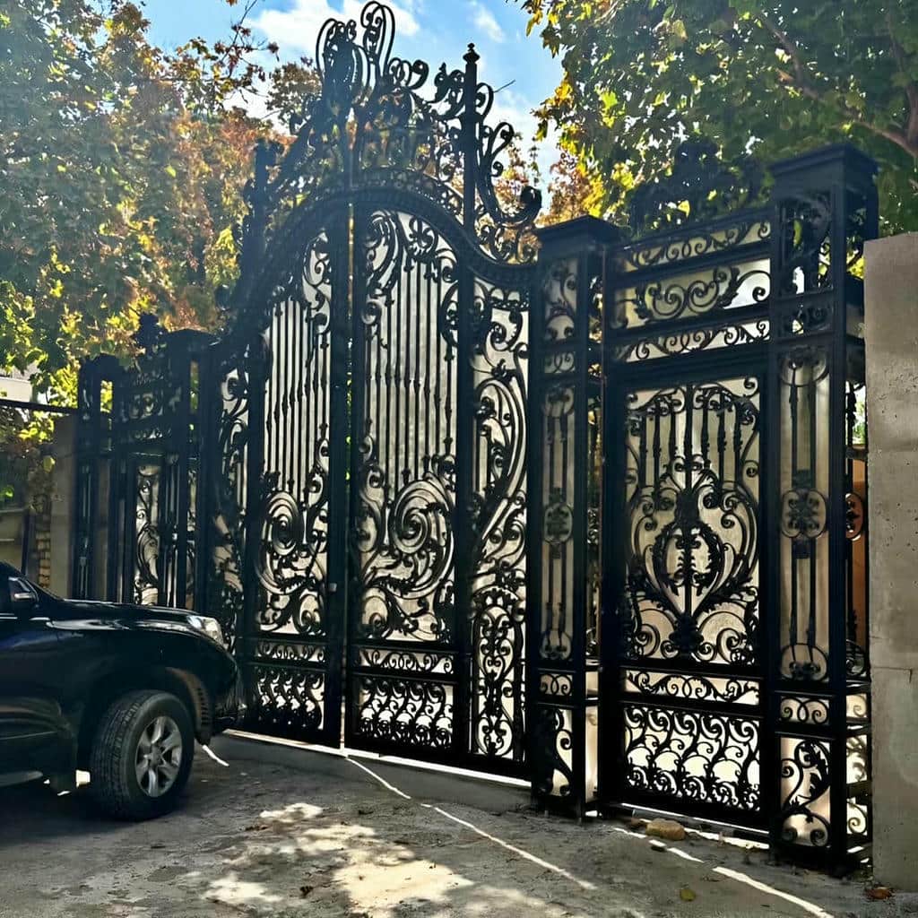 درب حیاط فلزی مشکی در قزوین با نمای کلاسیک مرکز فروش و سفارش درب حیاط در قزوین