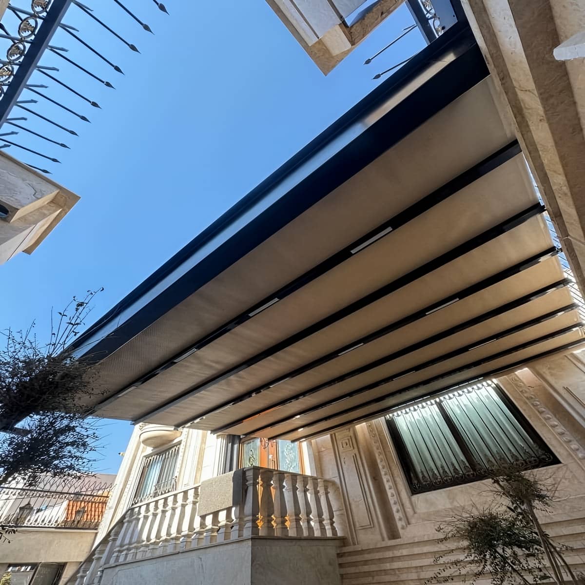 سایبان برقی بازویی کرم در استان خراسان جنوبی مرکز تخصصی فروش سایبان برقی در استان خراسان جنوبی