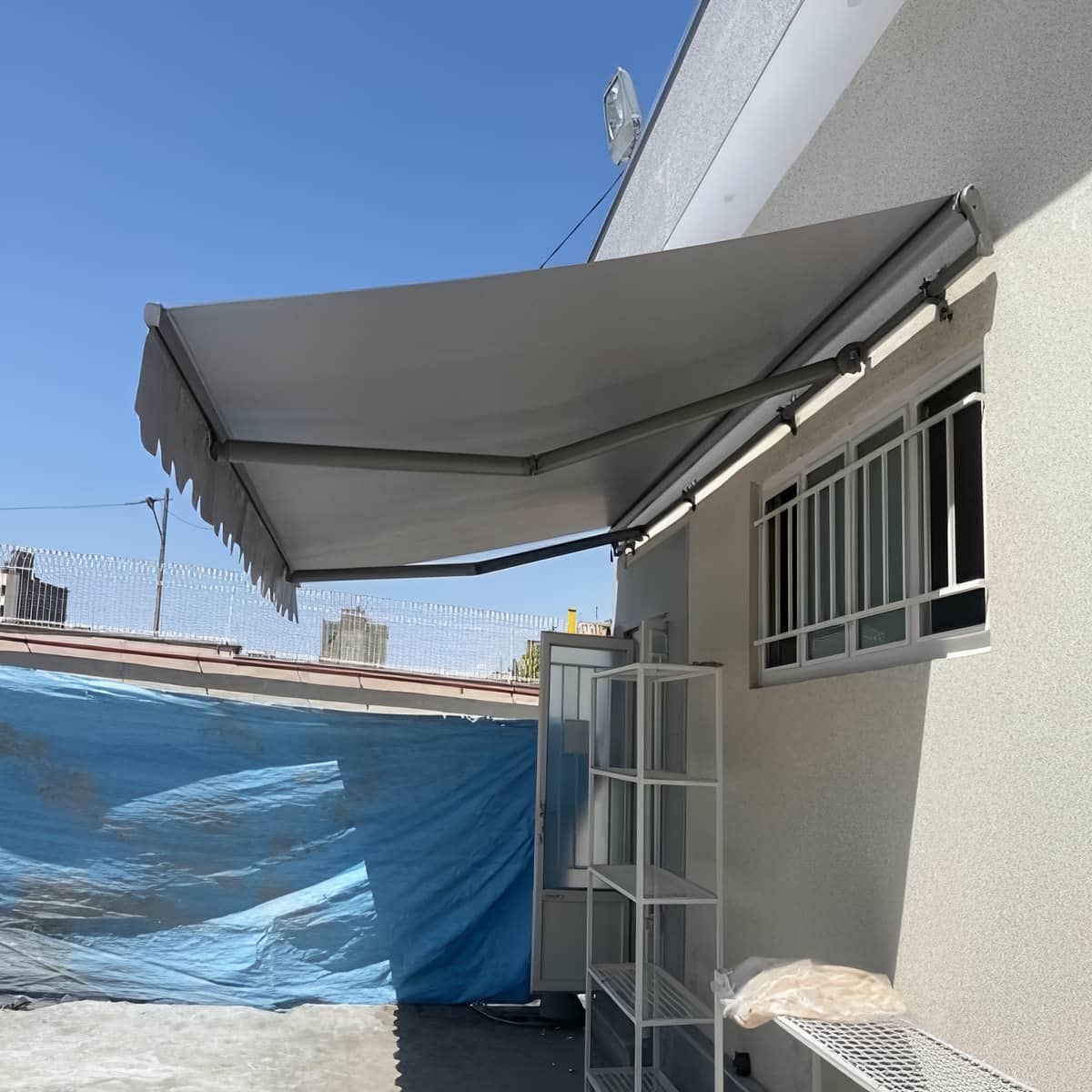 سایبان برقی در استان آذربایجان شرقی با پارچه کرم مرکز تخصصی فروش سایبان برقی در استان آذربایجان شرقی
